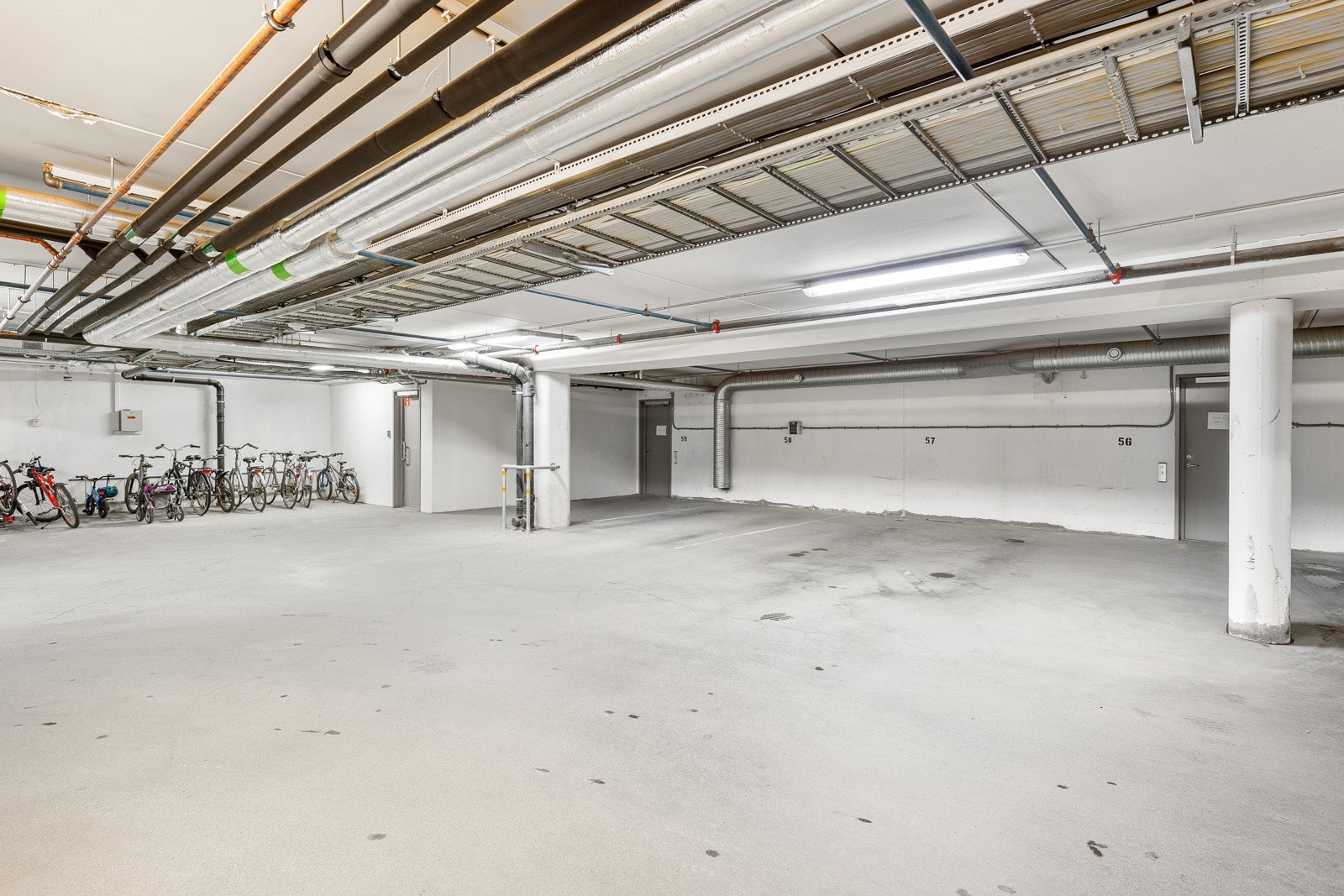 Meget romslig parkeringsplass i kjelleren - klargjort for installasjon av elbil-lader Galleribilde