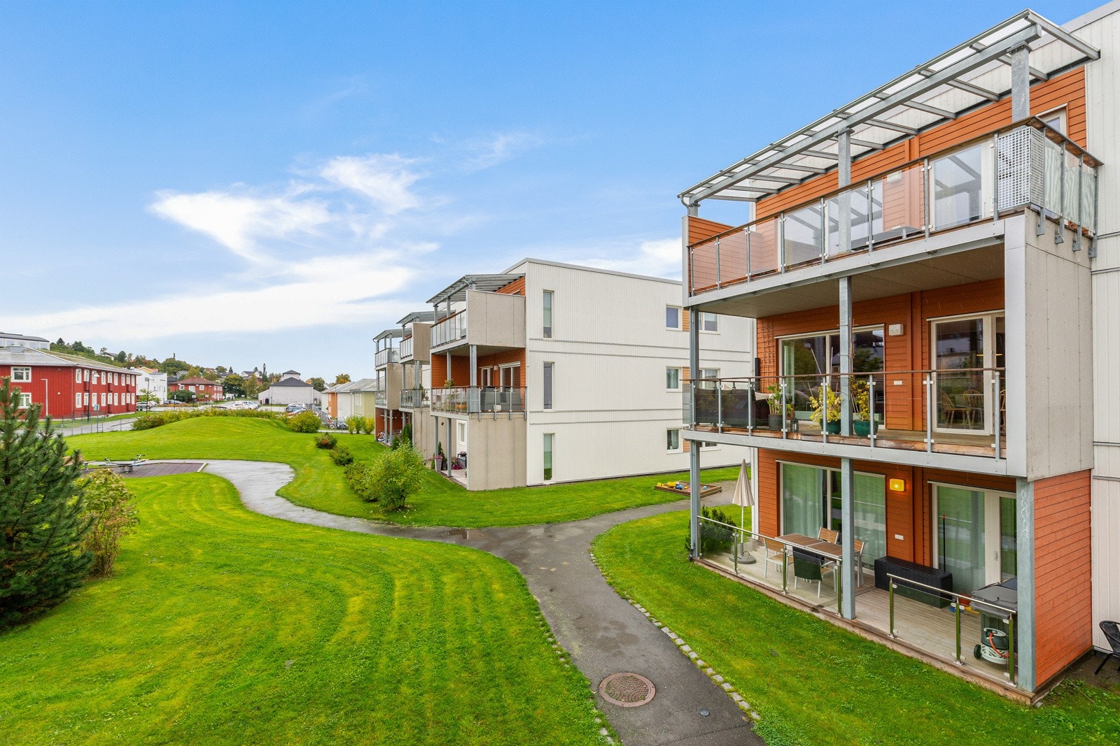 Lekkert og velholdt grøntområde med snirklende stier. Galleribilde