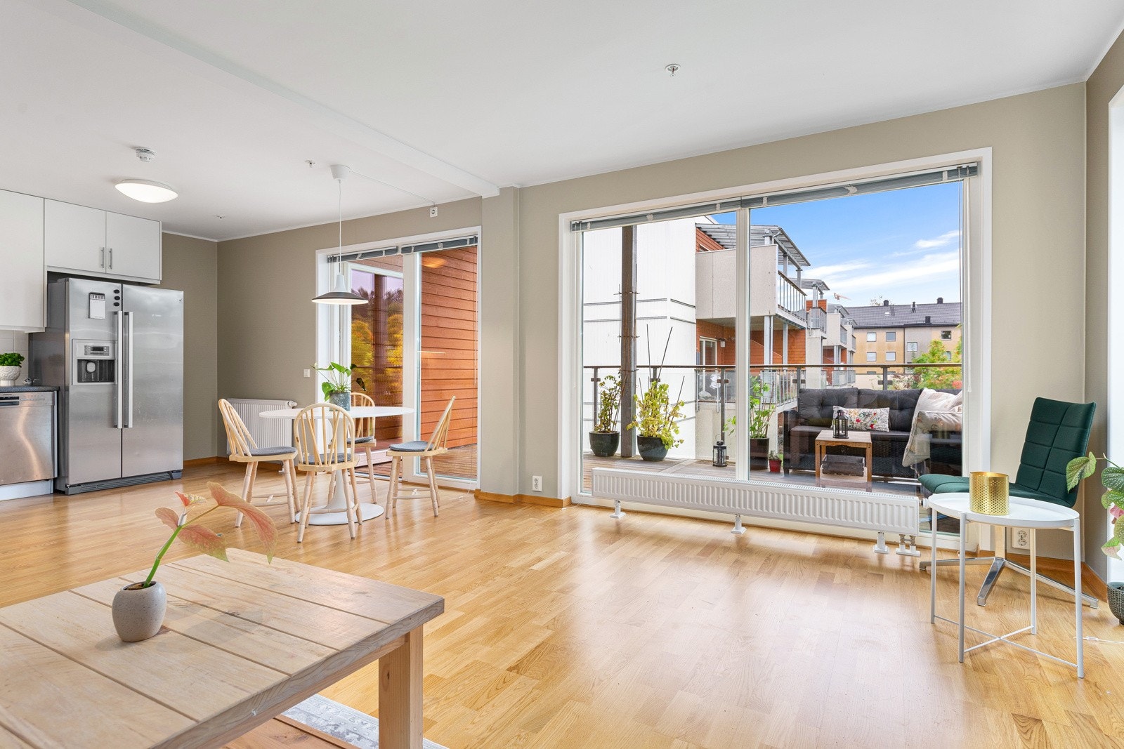 Store vindusflater som slipper inn rikelig med naturlig lys. Galleribilde