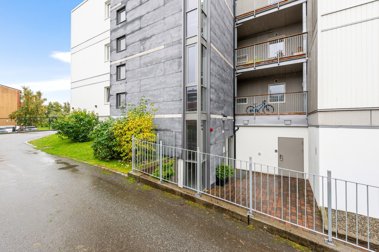 Inngangspartiet er oppvarmet og isfritt hele året. - Heis i bygget Galleribilde