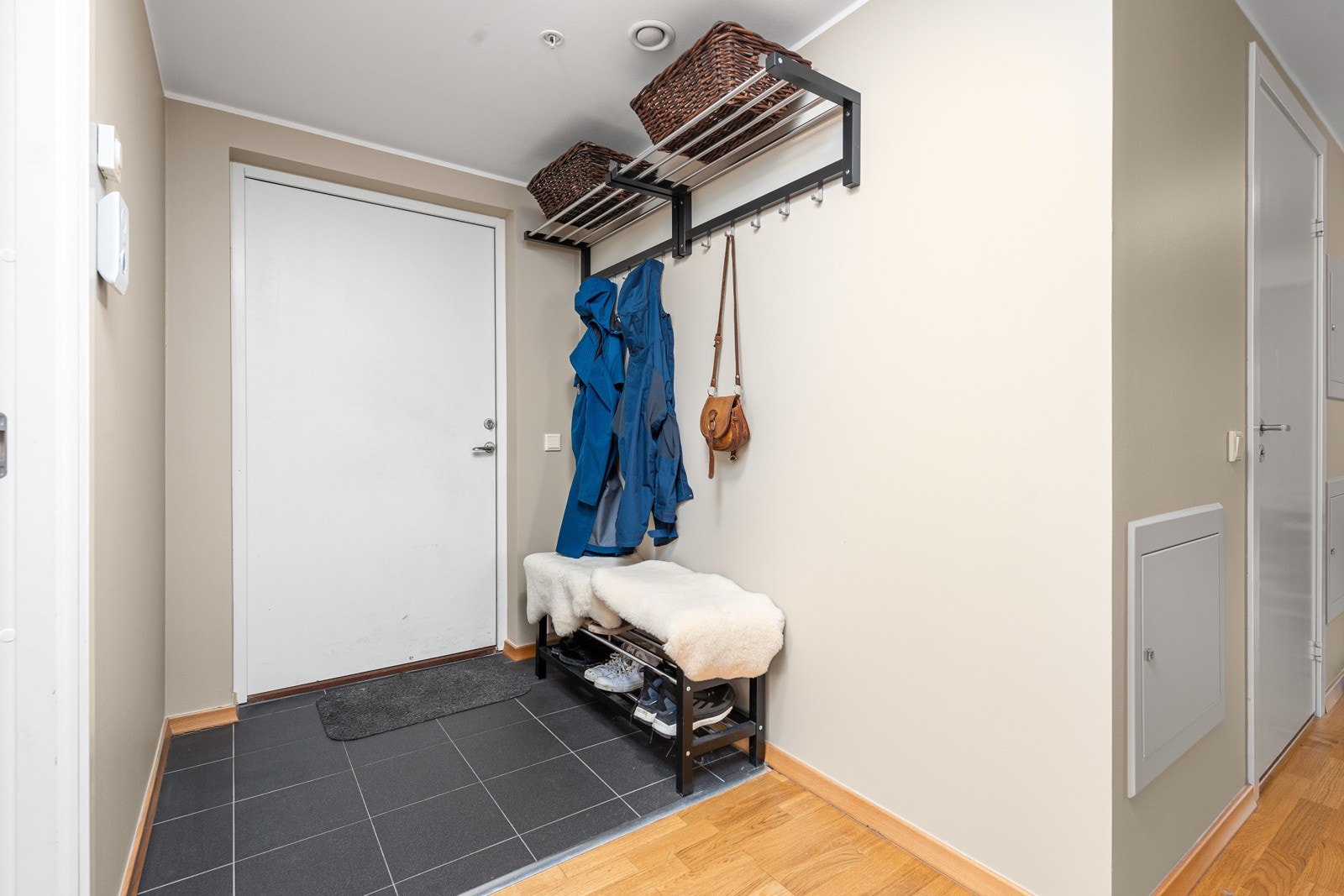 Flislagt entré med vannbåren gulvvarme. Galleribilde