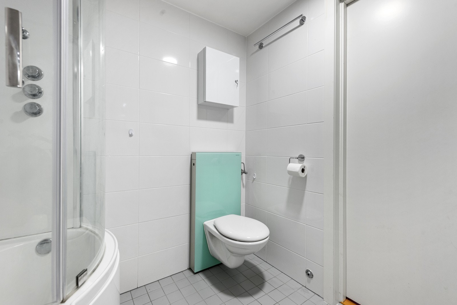 Leiligheten er tilknyttet fjernvarmeanlegg og har ubegrenset varmtvannstilgang. Luksus! Galleribilde