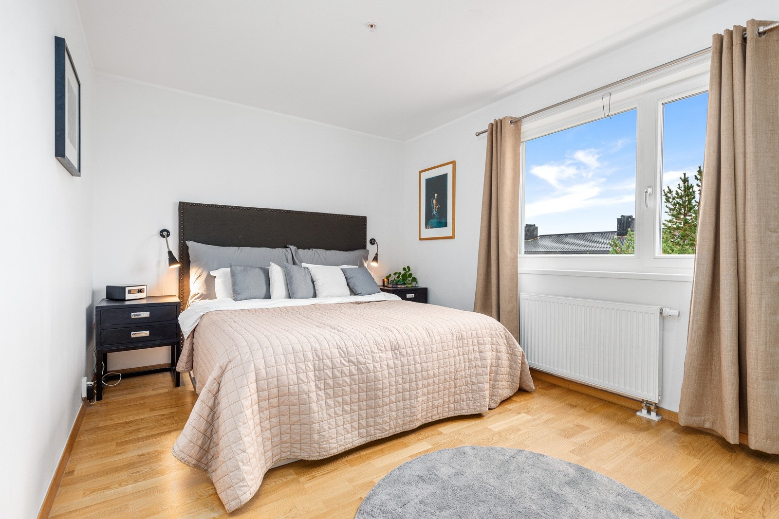 Hovedsoveommet er på 15 kvm - Med plass til dobbeltseng m/nattbord. Galleribilde