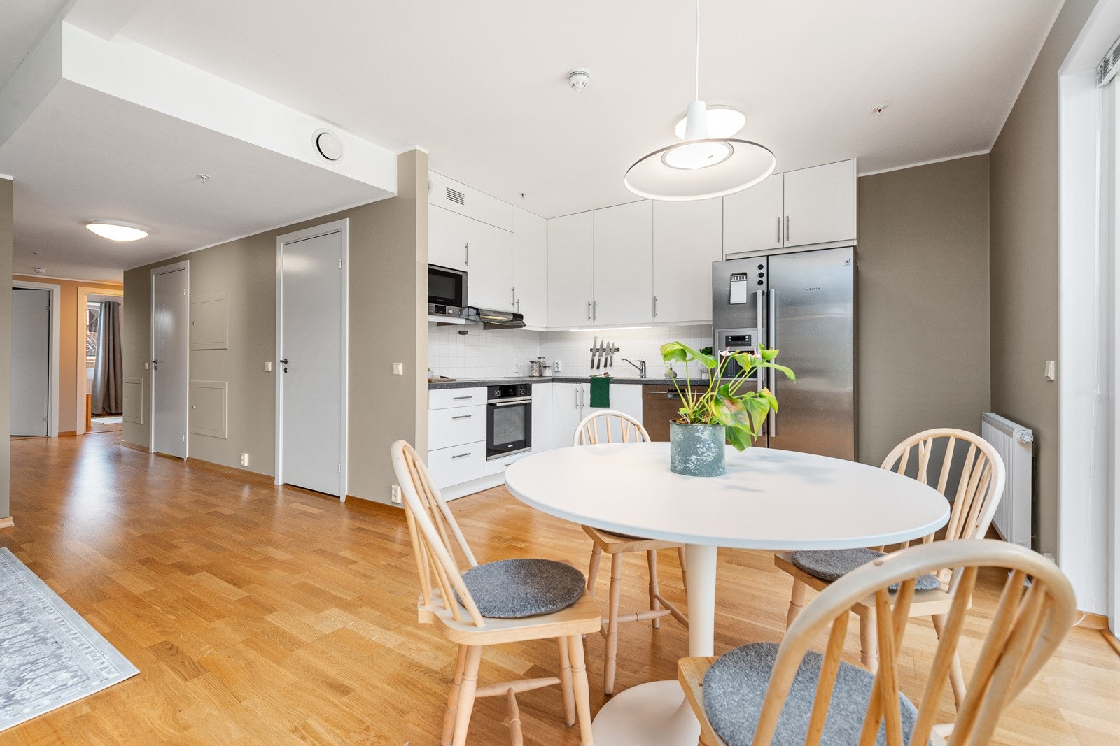 Naturlig avdeling til en spisegruppe mellom stuen og kjøkkenet. Galleribilde