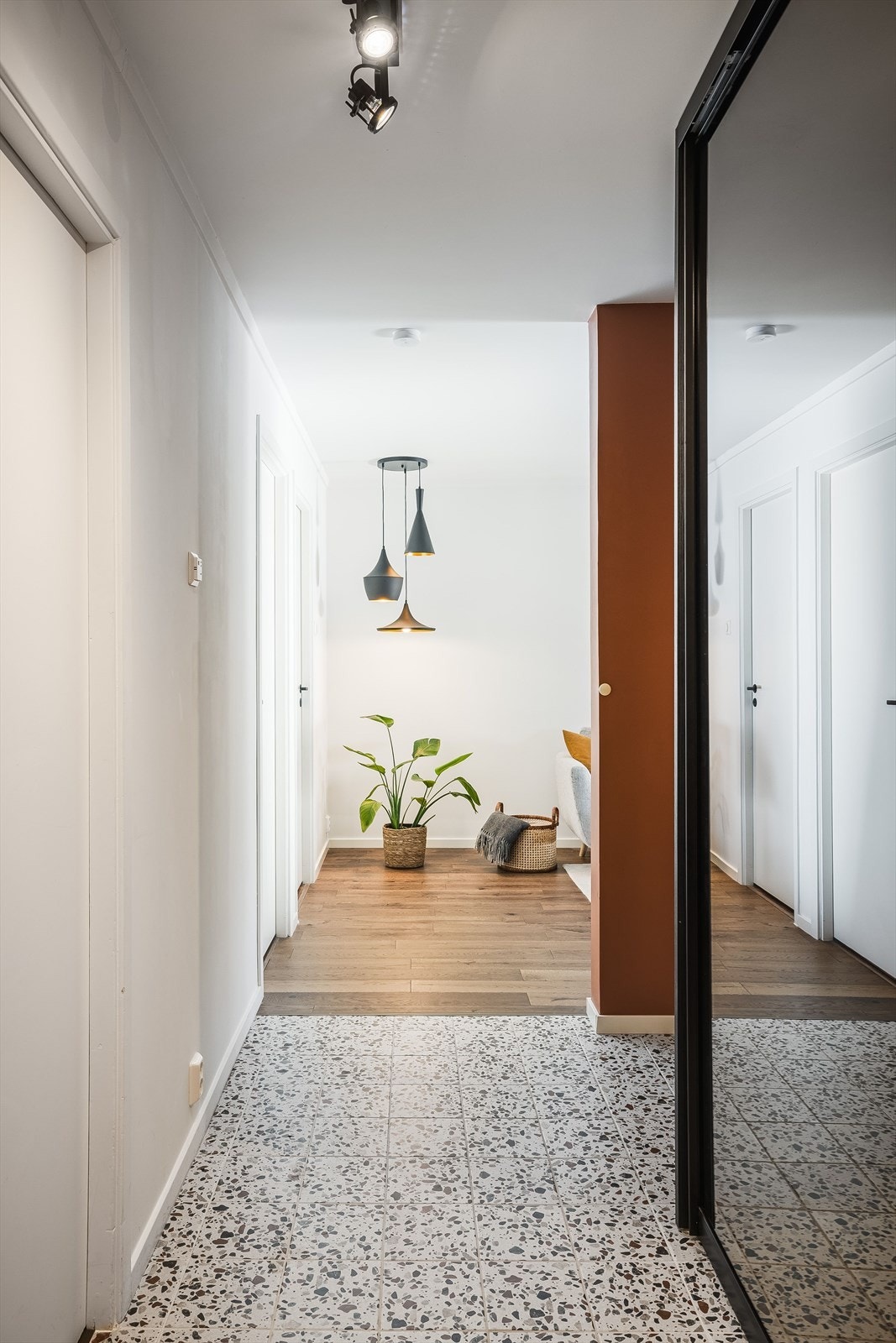 Det er montert skyvedørsgarderobe med speilfronter som gir godt med oppbevaringsplass. Galleribilde