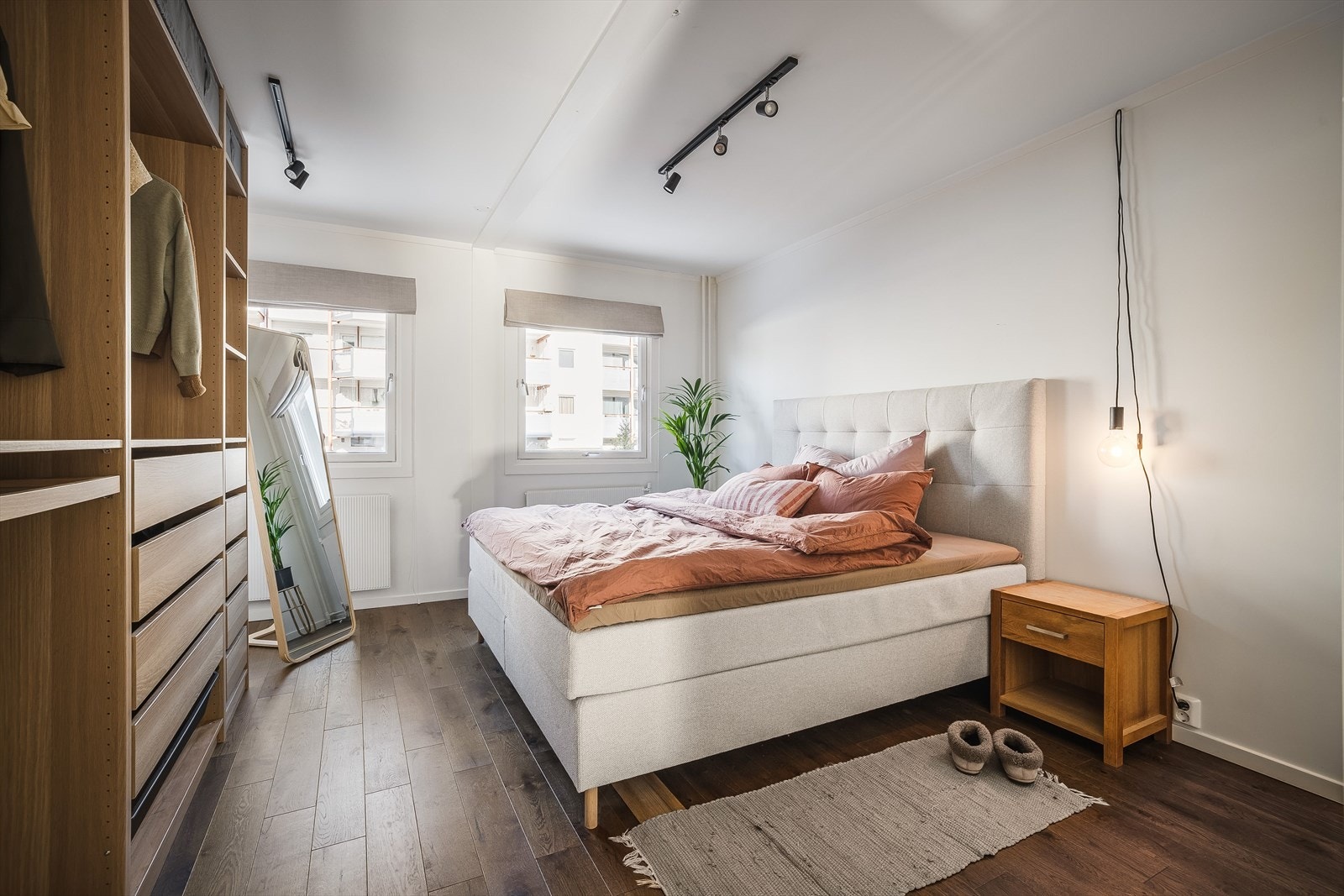 Det er to soverom i leiligheten. Dette er det største med god plass til seng med tilhørende nattbord og andre ønskelige møbler. Galleribilde