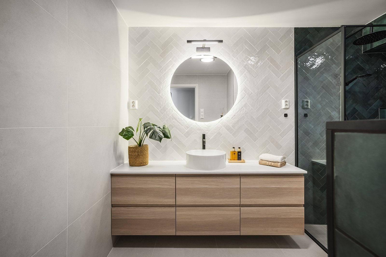 Badet har en romslig innredning med godt med oppbevaringsplass. Laminert benkeplate med toppmontert servant og ett-greps blandebatteri. Praktisk med stikkontakt på vegg. Galleribilde