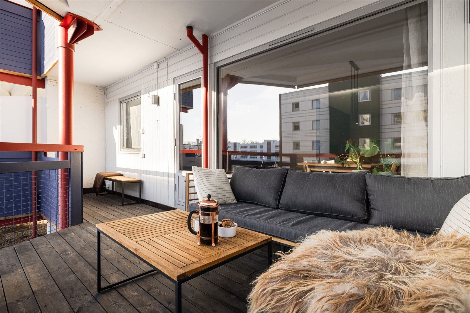 Her er det god plass til en romslig sittegruppe og annet som man måtte ønske seg. Det er tillatt med elektrisk grill. Galleribilde