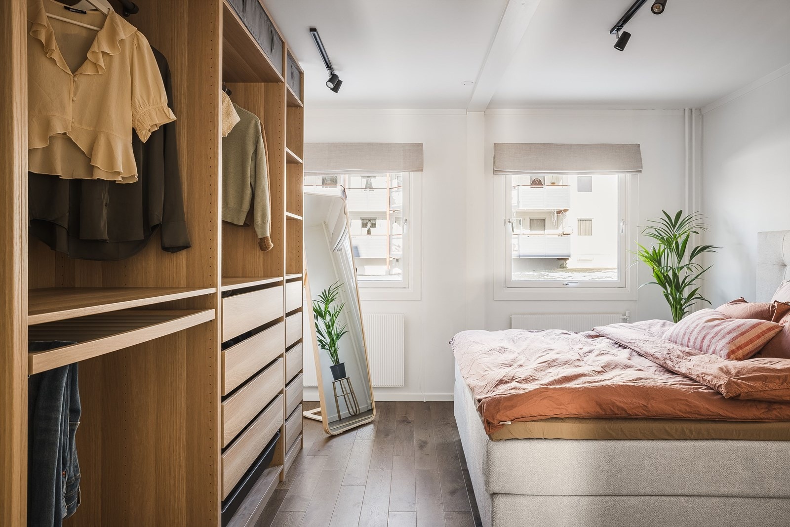 Det er montert en romslig garderobe som går fra gulv til tak. Galleribilde