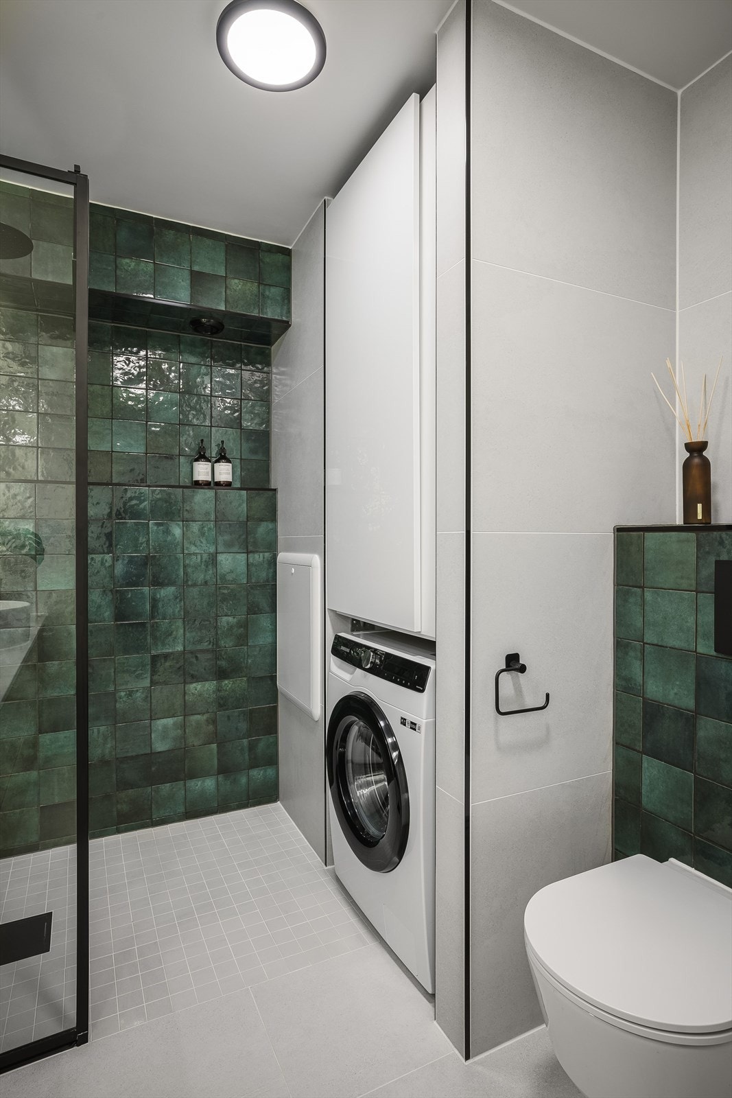 Badet er forøvrig utstyrt med veggmontert toalett og opplegg for vaskemaskin. Galleribilde