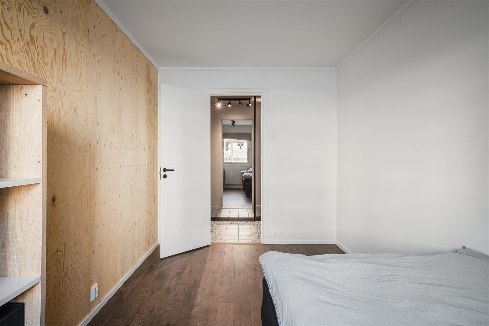 Det er plass til garderobeskap på rommet. Galleribilde