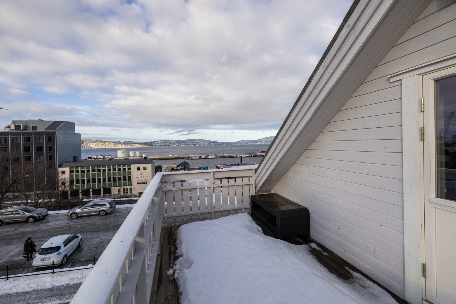 Fra leiligheten har man oversikt over det meste som skjer, og flott utsikt mot sjøen. Galleribilde