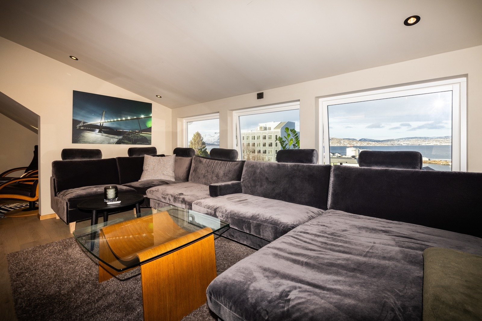 I stuen kan man sitte og se på TV samtidig som man får med seg det som skjer i sentrum av Sandnessjøen. Galleribilde