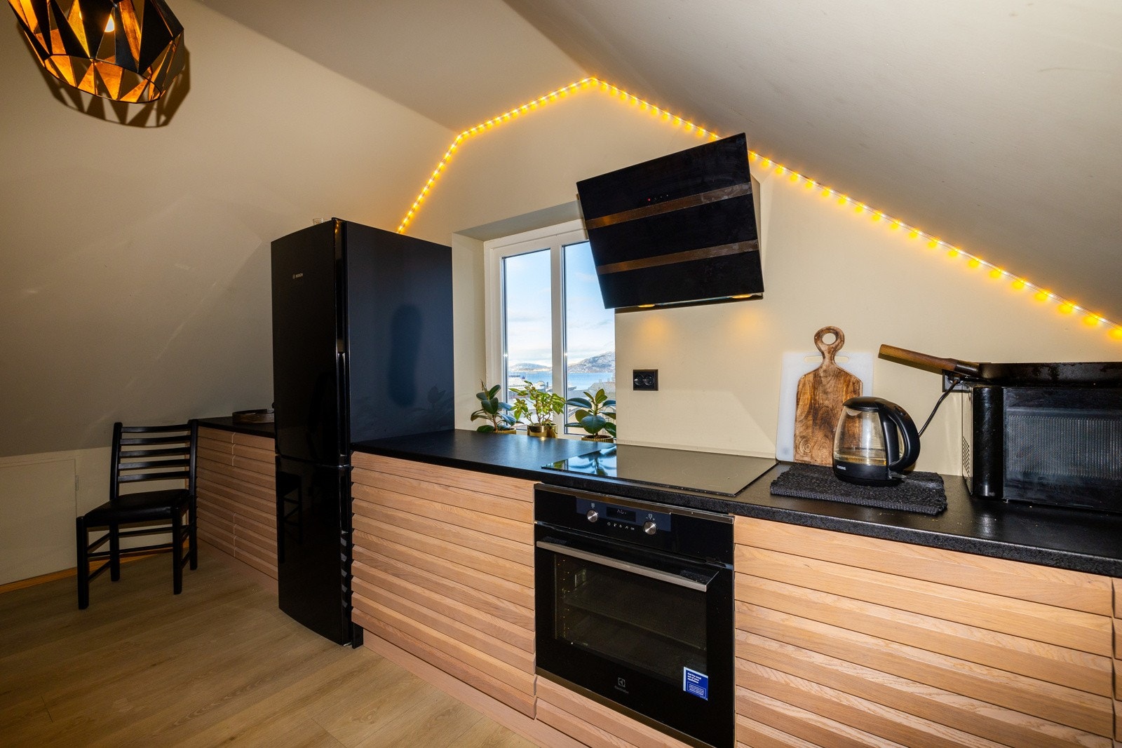 Det er montert kjøkken fra Nygård kjøkken fronter i eikespiler og tidsriktige farger. Galleribilde