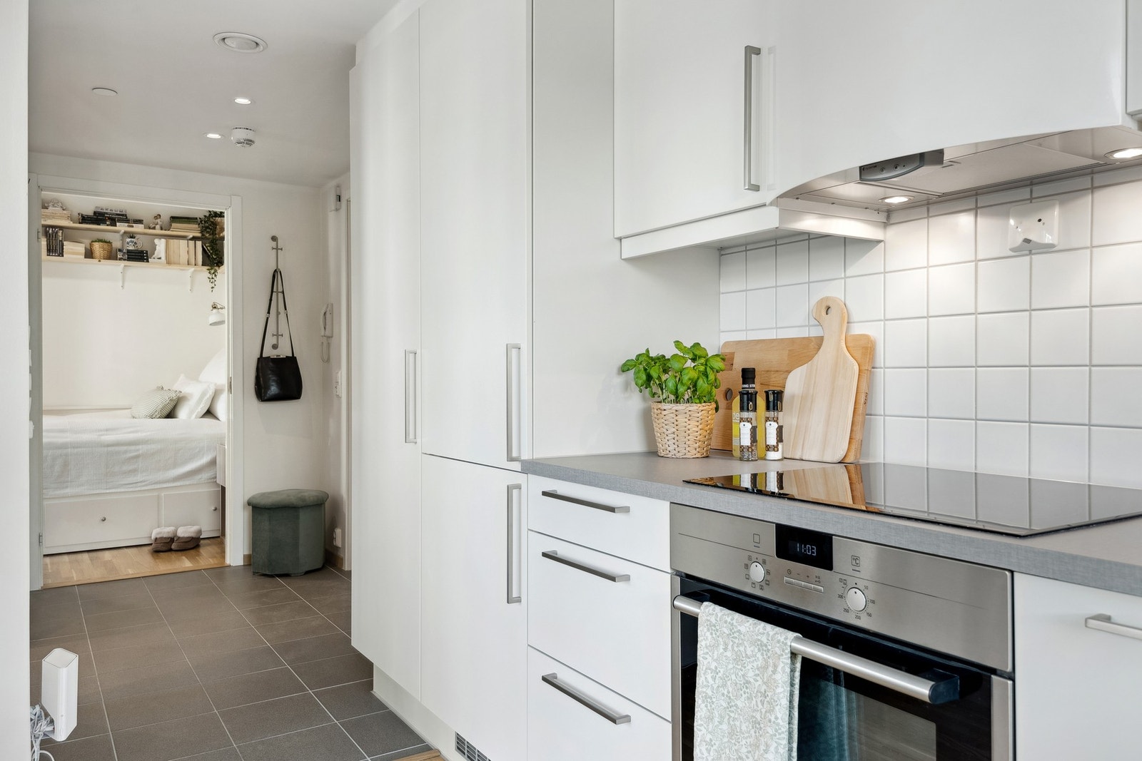 Kjøkkenet innehar integrert platetopp, stekeovn, kjøl/fryseskap og oppvaskmaskin. Ventilasjonsaggregatet er plassert på kjøkkenet. Ventilasjonen styres via bryter på vegg i stuen. Galleribilde