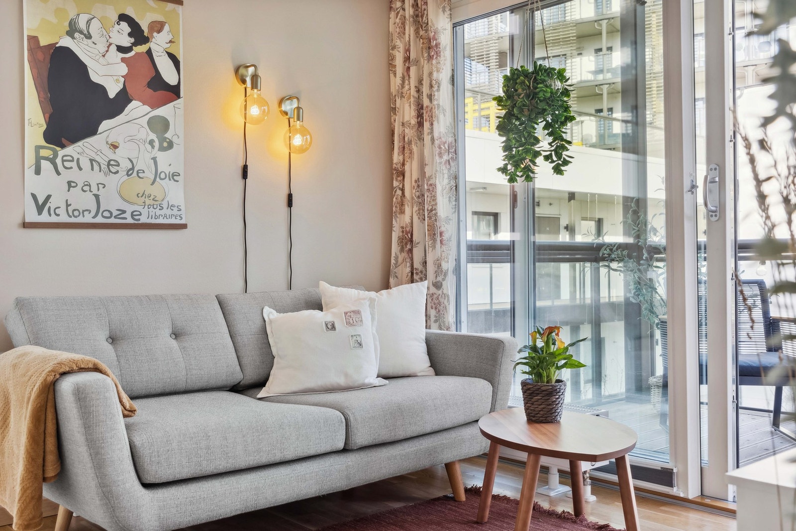 Detaljbilde fra sofa-hjørnet. Av ting ved leiligheten verdt å merke seg er det inngått avtale om IN-ordning i borettslaget. Det betyr at du selv kan velge om du ønsker å nedbetale fellesgjelden eller betjene den gjennom de månedlige felleskostnadene. Galleribilde