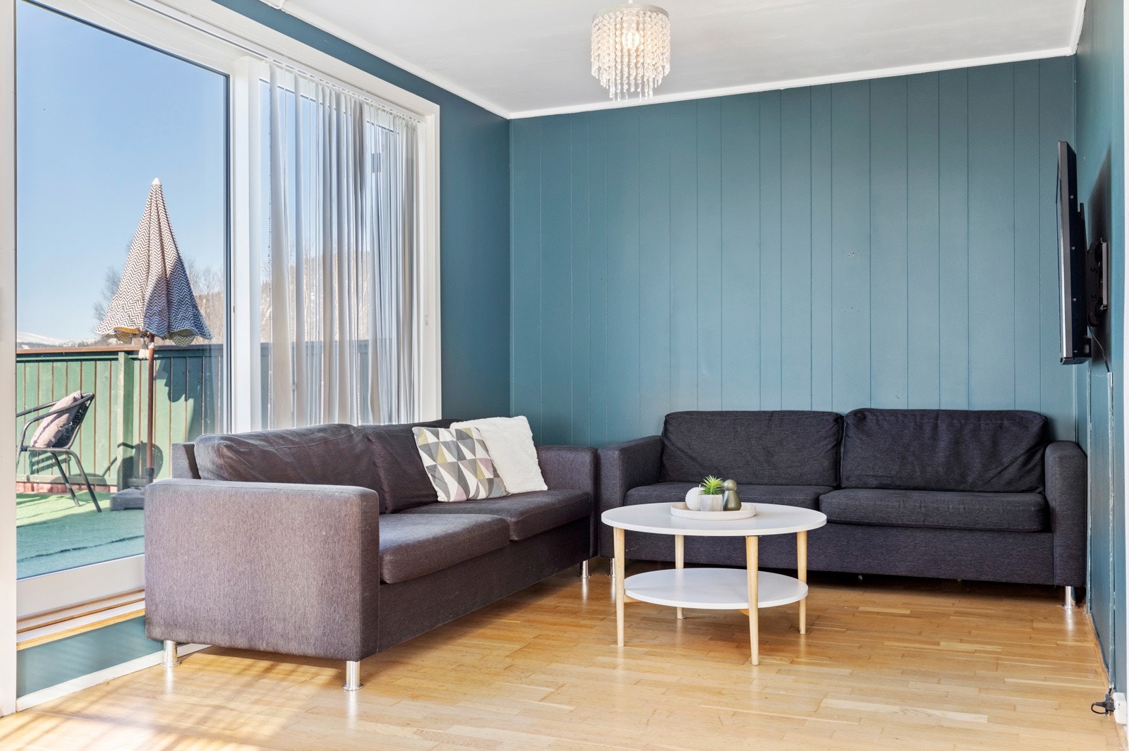 De store vindusflatene gir boligen godt med naturlig lys inn Galleribilde