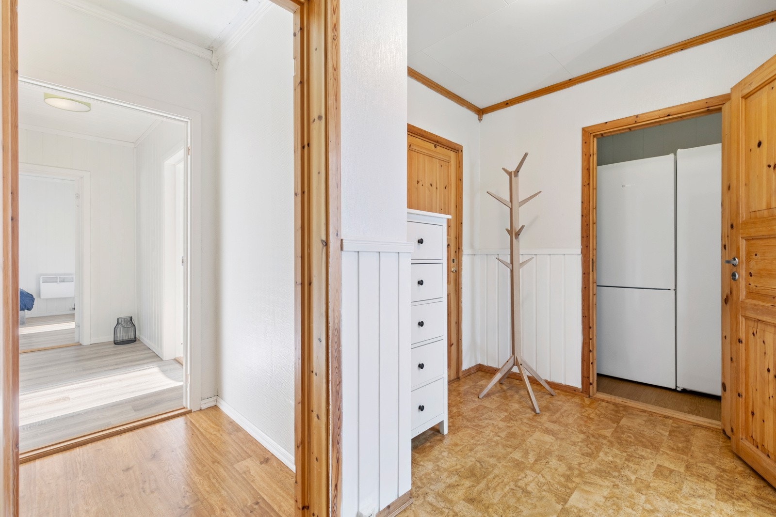 Lys entré hvor du enkelt kan henge fra deg yttertøyet Galleribilde