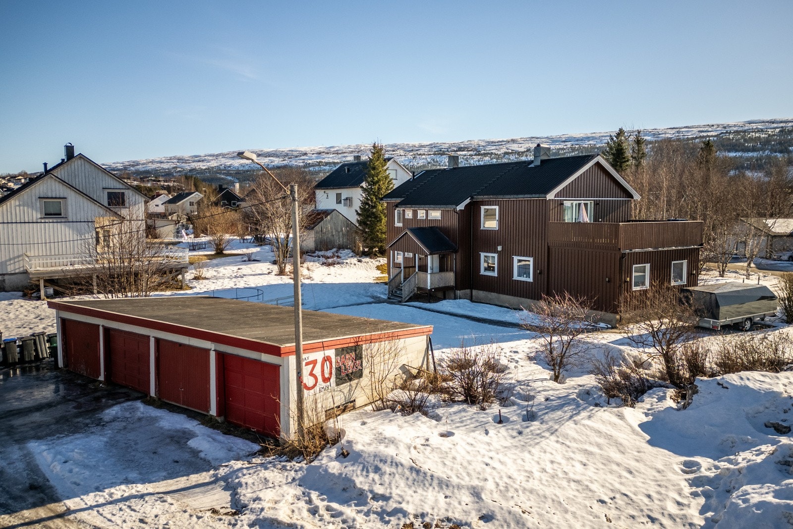 Her bor du med nærhet til flere flotte turmuligheter, dagligvarehandel, treningssenter og mm. Galleribilde