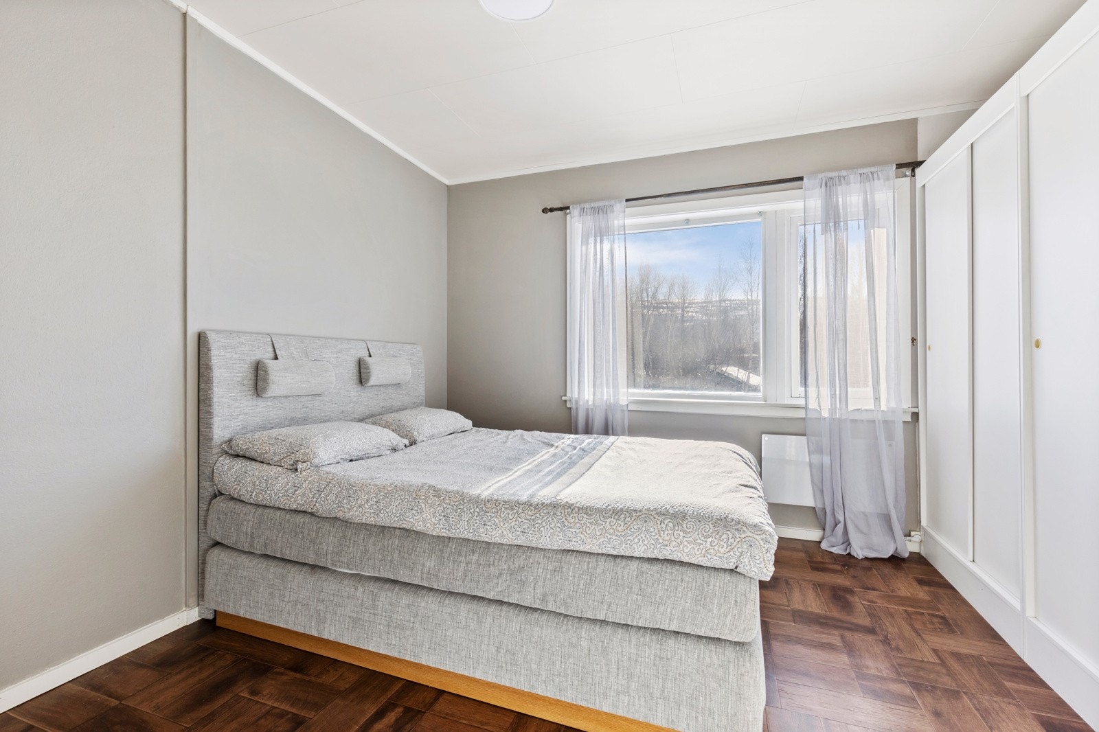 Romslig garderobeløsning med gode oppbevaringsmuligheter Galleribilde