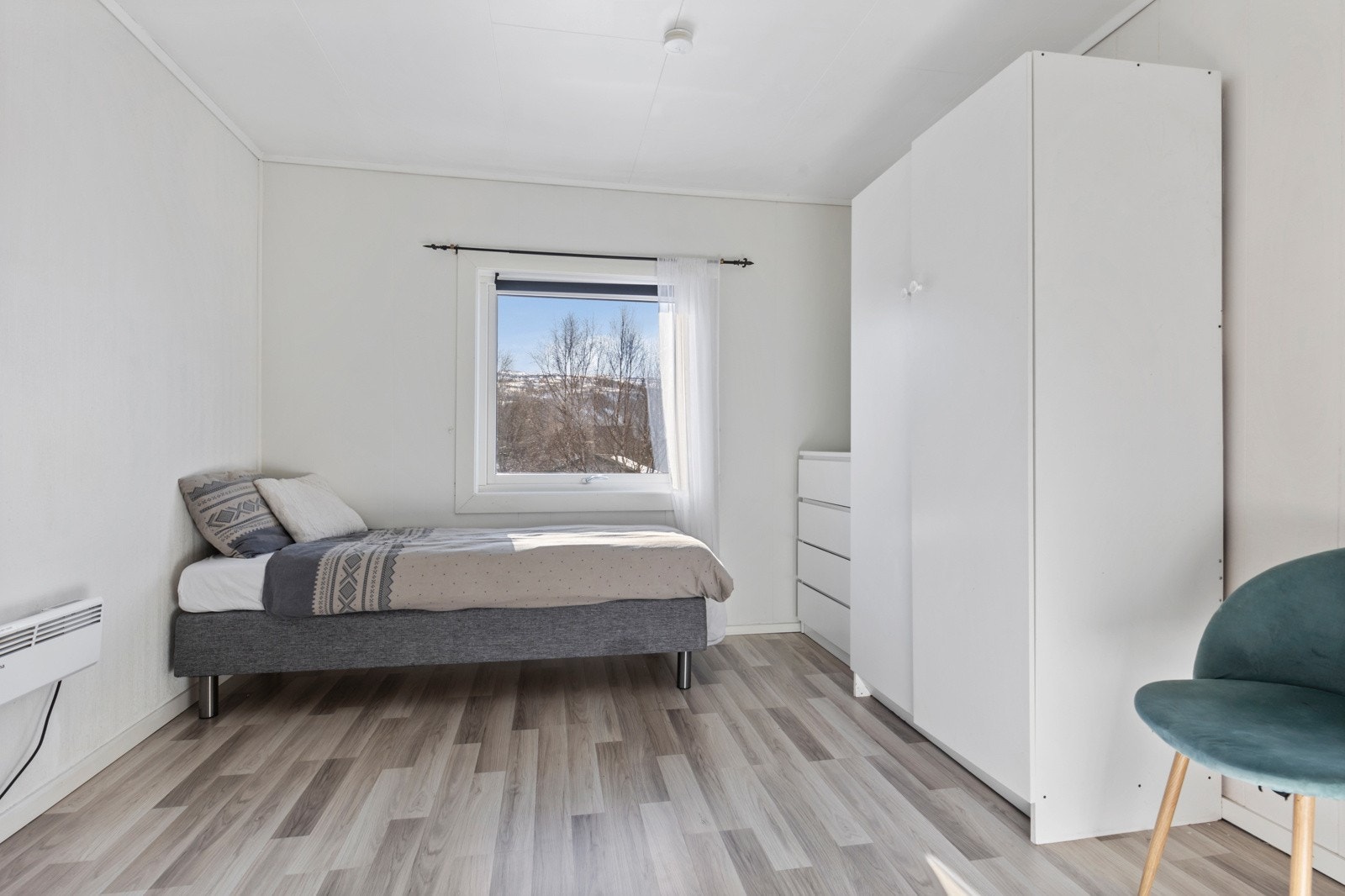 Boligens andre soverom er av god størrelse og har plass til seng, nattbord og garderobeløsning Galleribilde