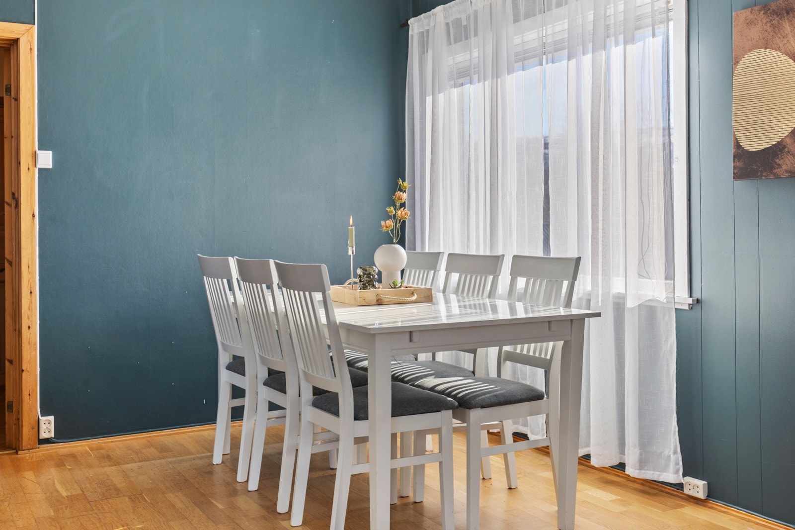 Spiseplassen får sin naturlig plass ved vinduet Galleribilde