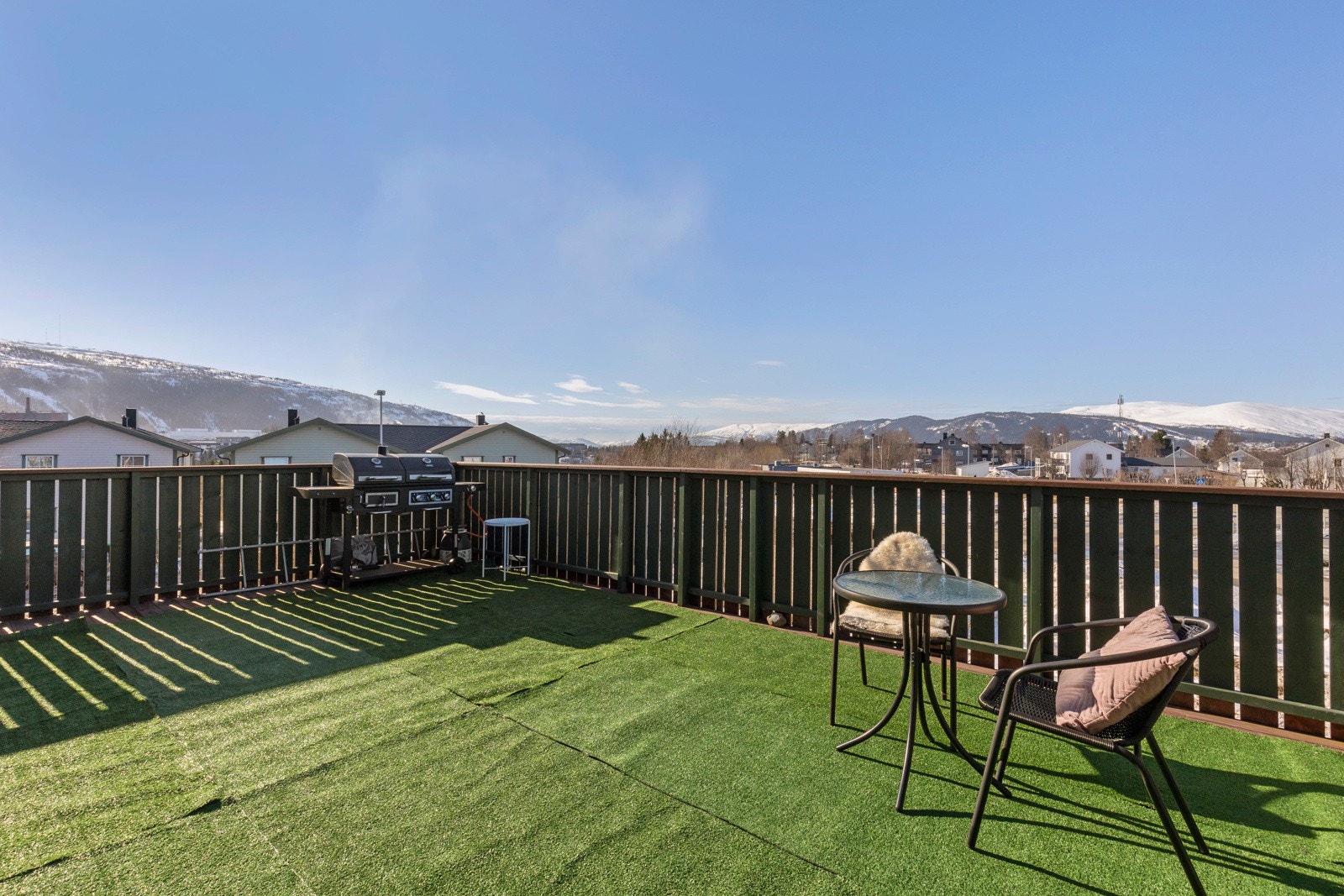 Fra stuen har du direkte utgang til en stor og solrik terrasse Galleribilde