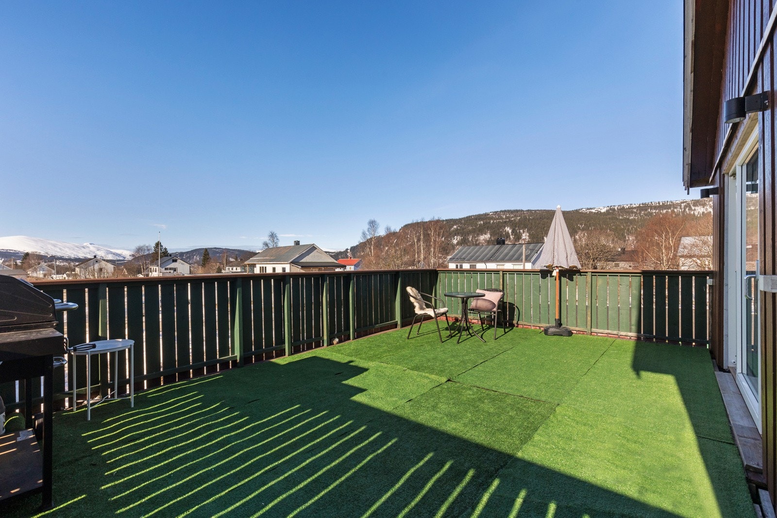 Her har du plass til flere sittegrupper og kan nyte svært gode solforhold Galleribilde