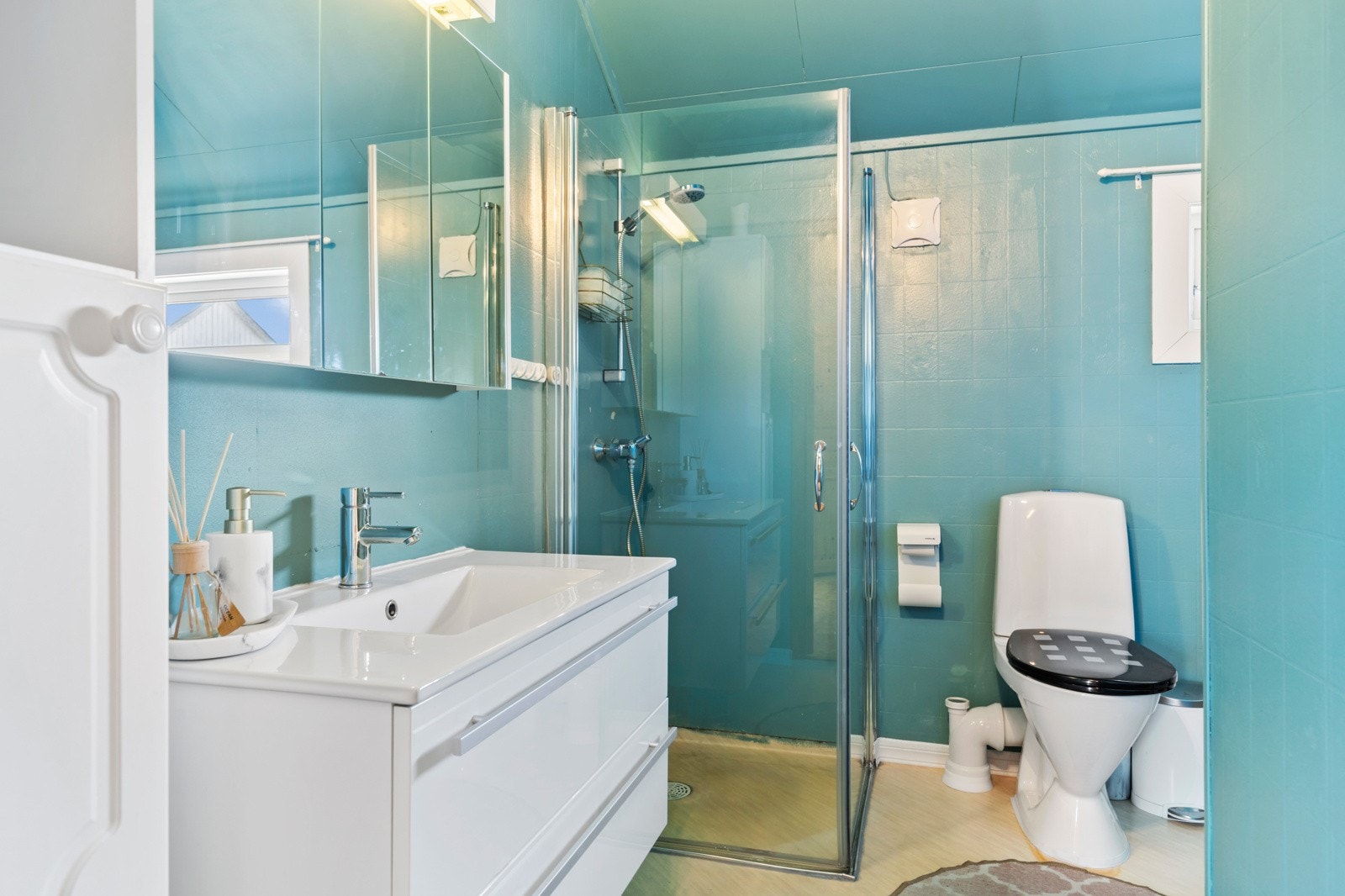 Baderommet er bestående av servant med underskuffer, dusjhjørne og gulvstående toalett Galleribilde