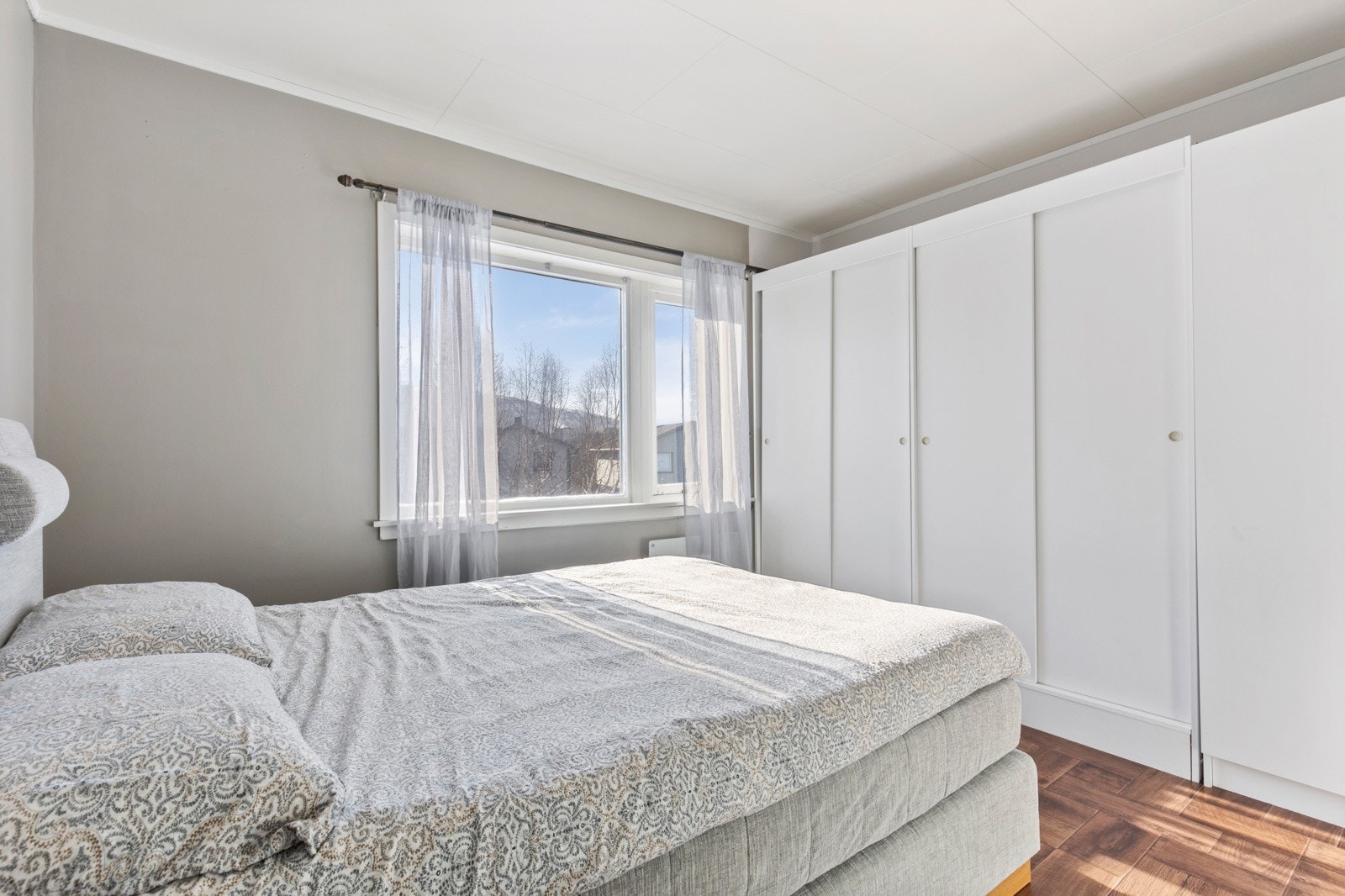 Hovedsoverommet rommer god plass til dobbeltseng, nattbord og garderobeløsning Galleribilde