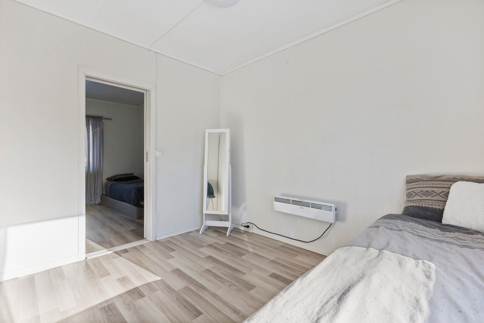 Alle rommene får mye naturlig lys inn fra store vindusflater Galleribilde