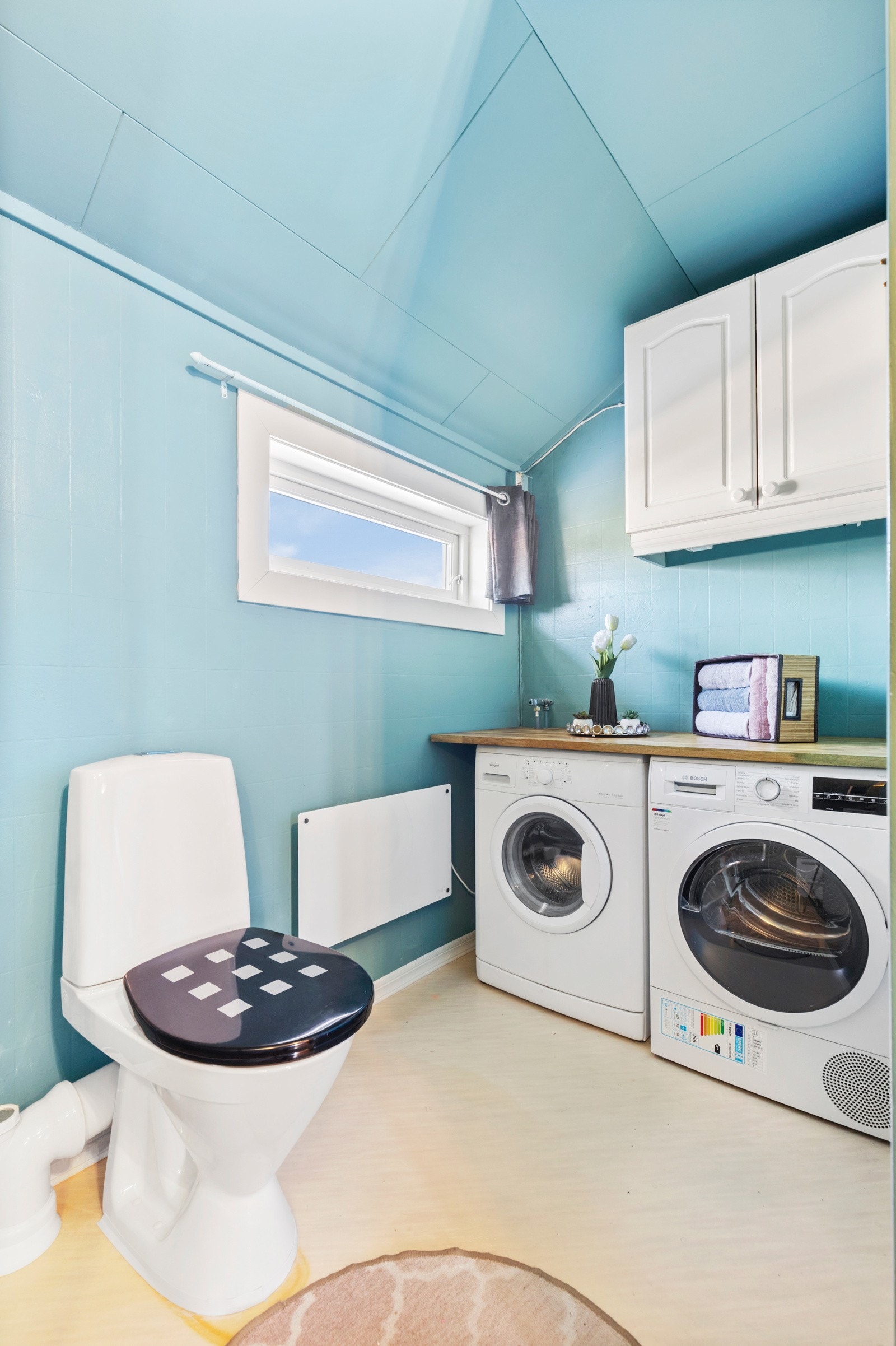 Det er opplegg for vaskemaskin og tørketrommel på badet Galleribilde