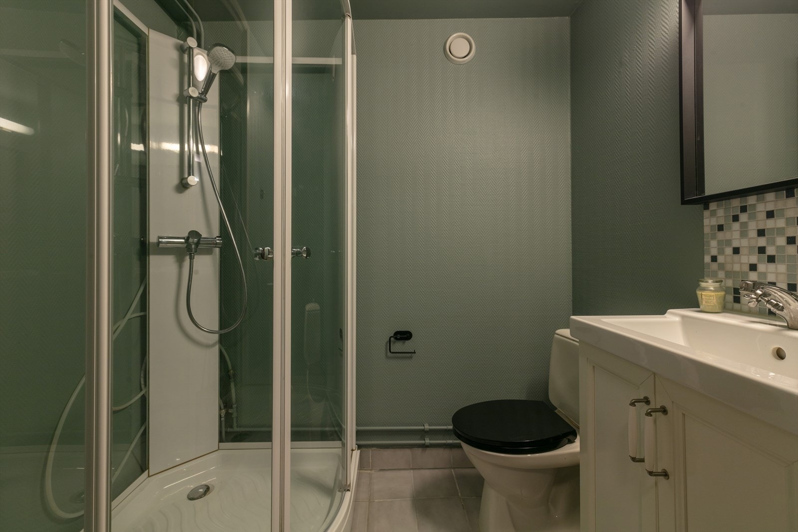 Badet er funksjonelt med opplegg for vaskemaskin. Badet er i likhet med øvrige rom nymalt. Galleribilde