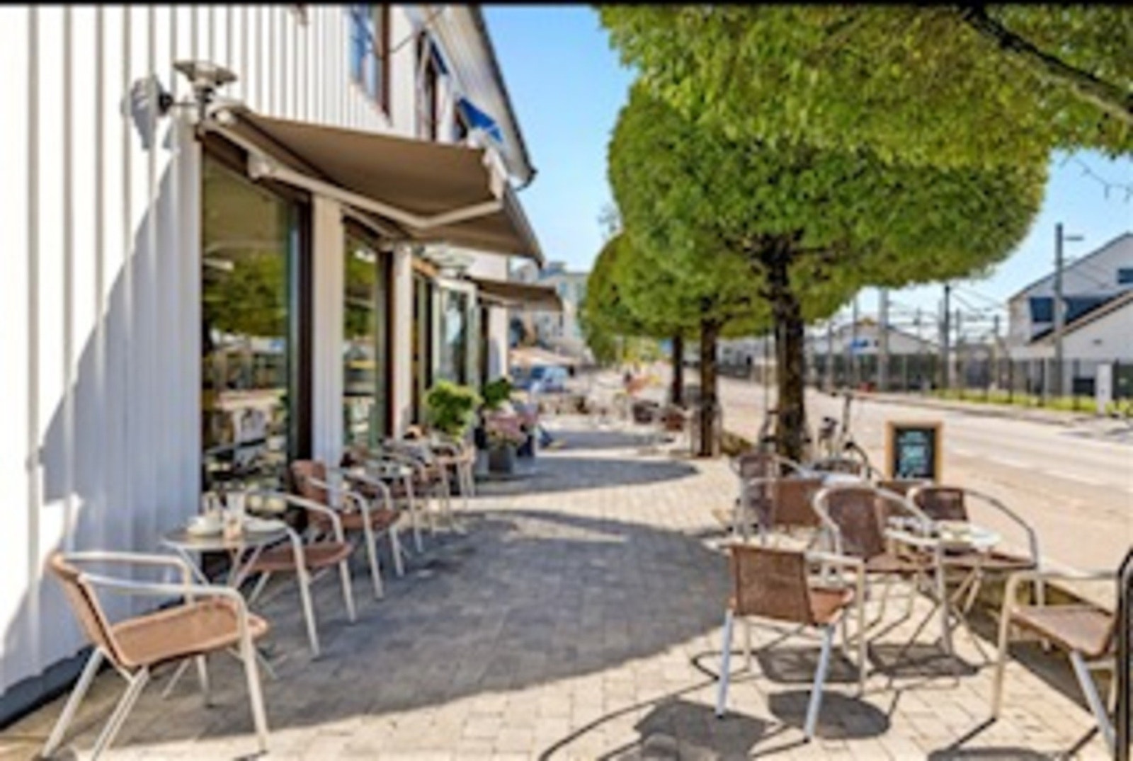 Holtet, et lite lokalutvalg av servicetilbud og café Galleribilde