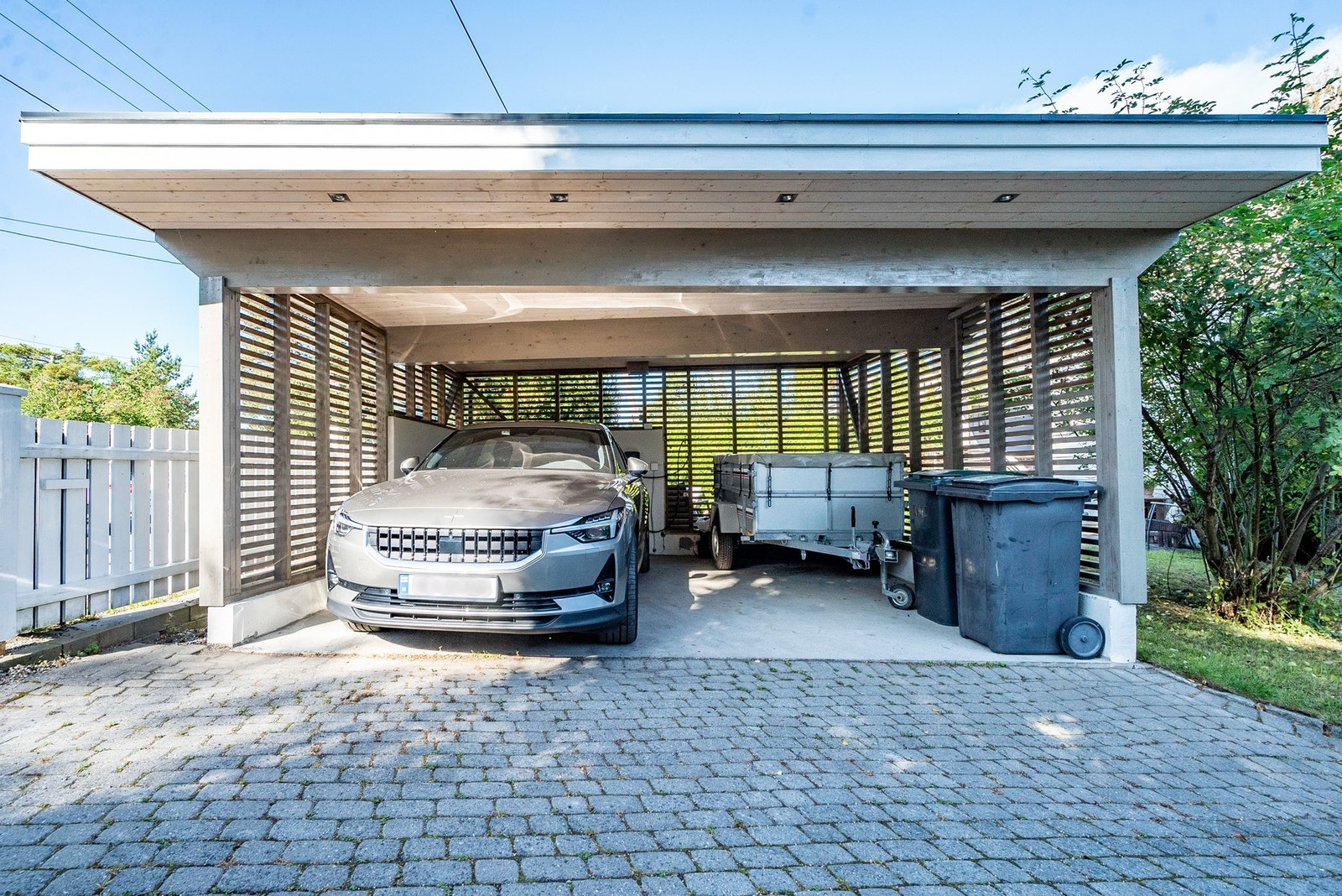 Egen carport med el bil lader Galleribilde