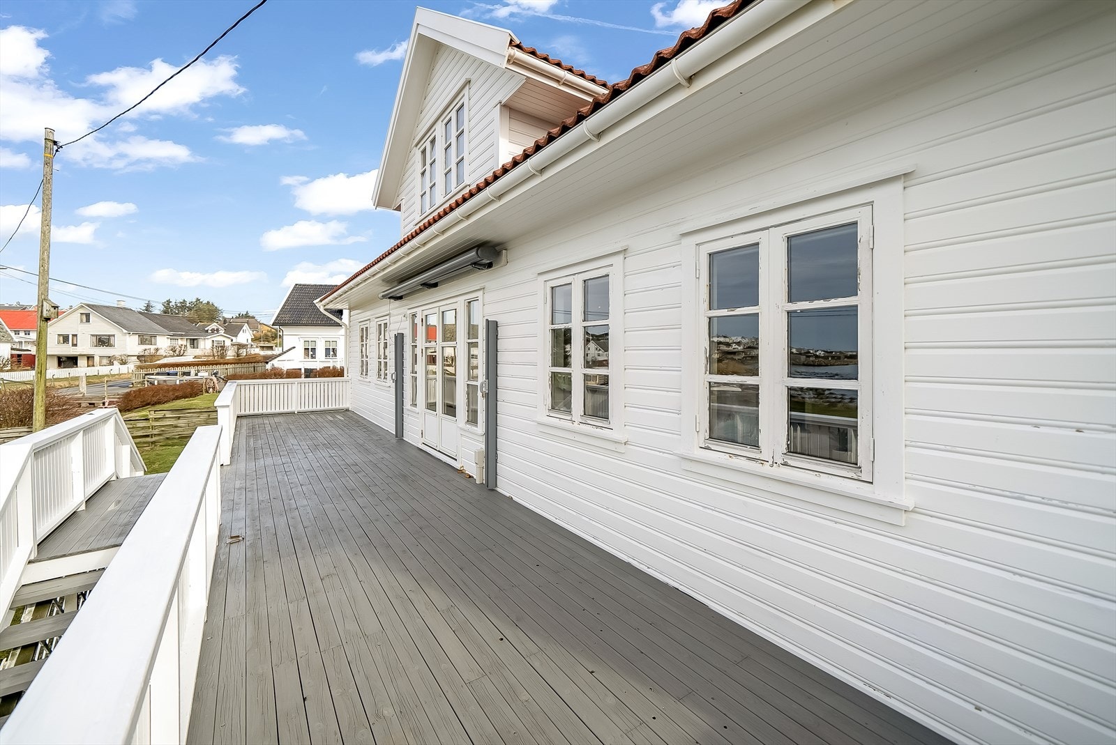 Stor terrasse i front med møbleringsmuligheter på flotte sommerdager. Galleribilde
