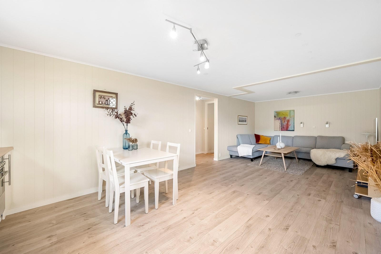 God plass i hybelen til møblering med salong og spisemøblement. Galleribilde