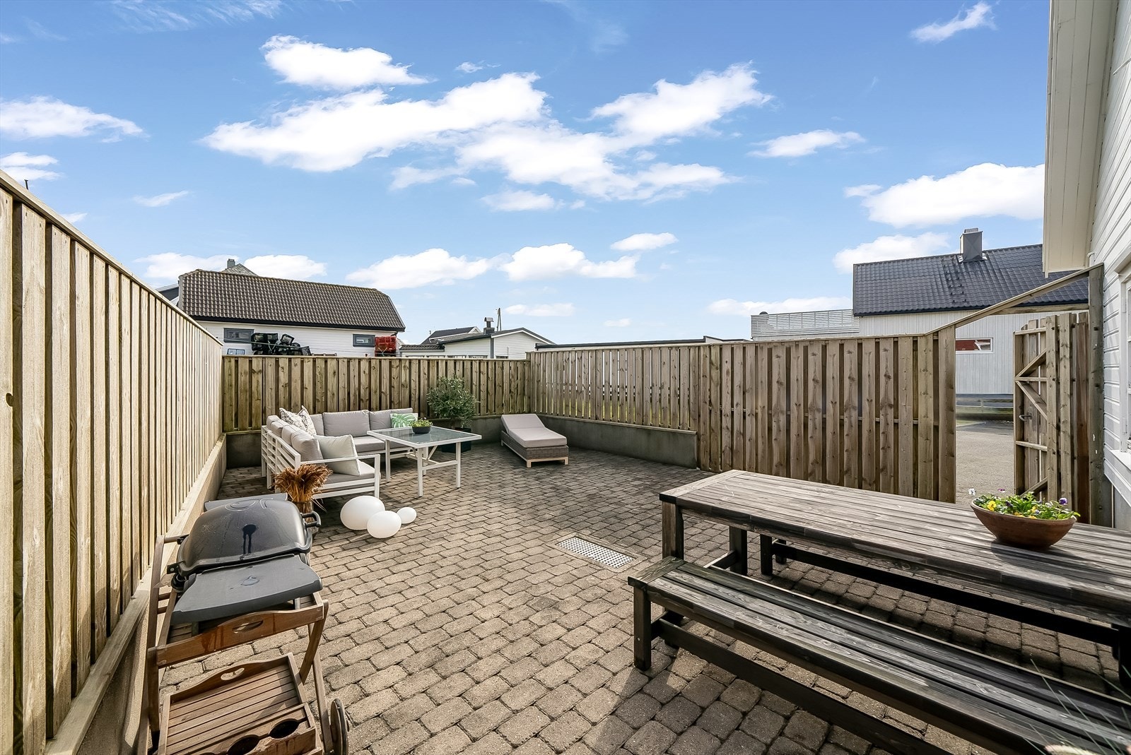 Trivelig uteplass ved siden av garasjen med levegg rundt. Galleribilde