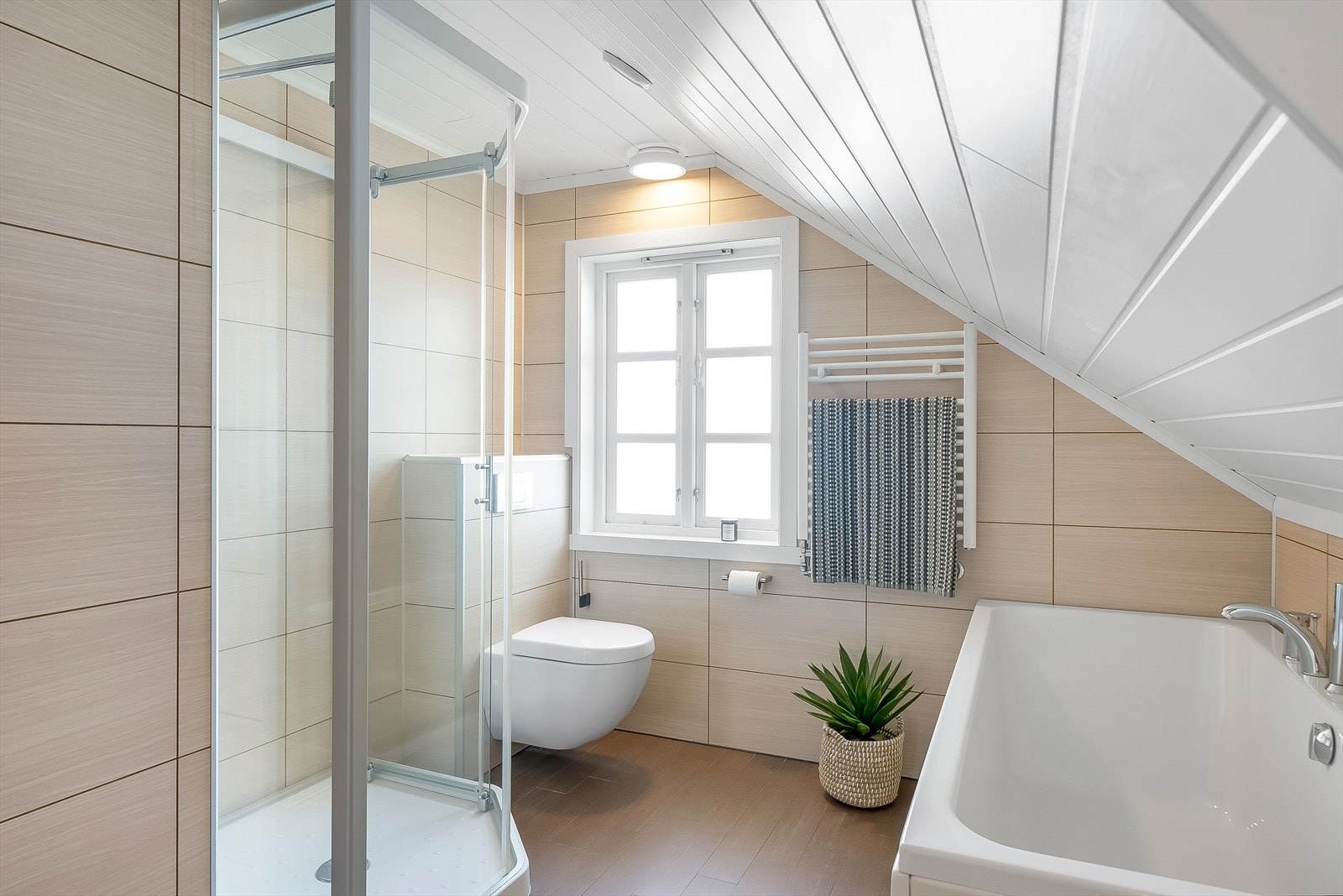 Håndklehenger på vegg med varme. Galleribilde