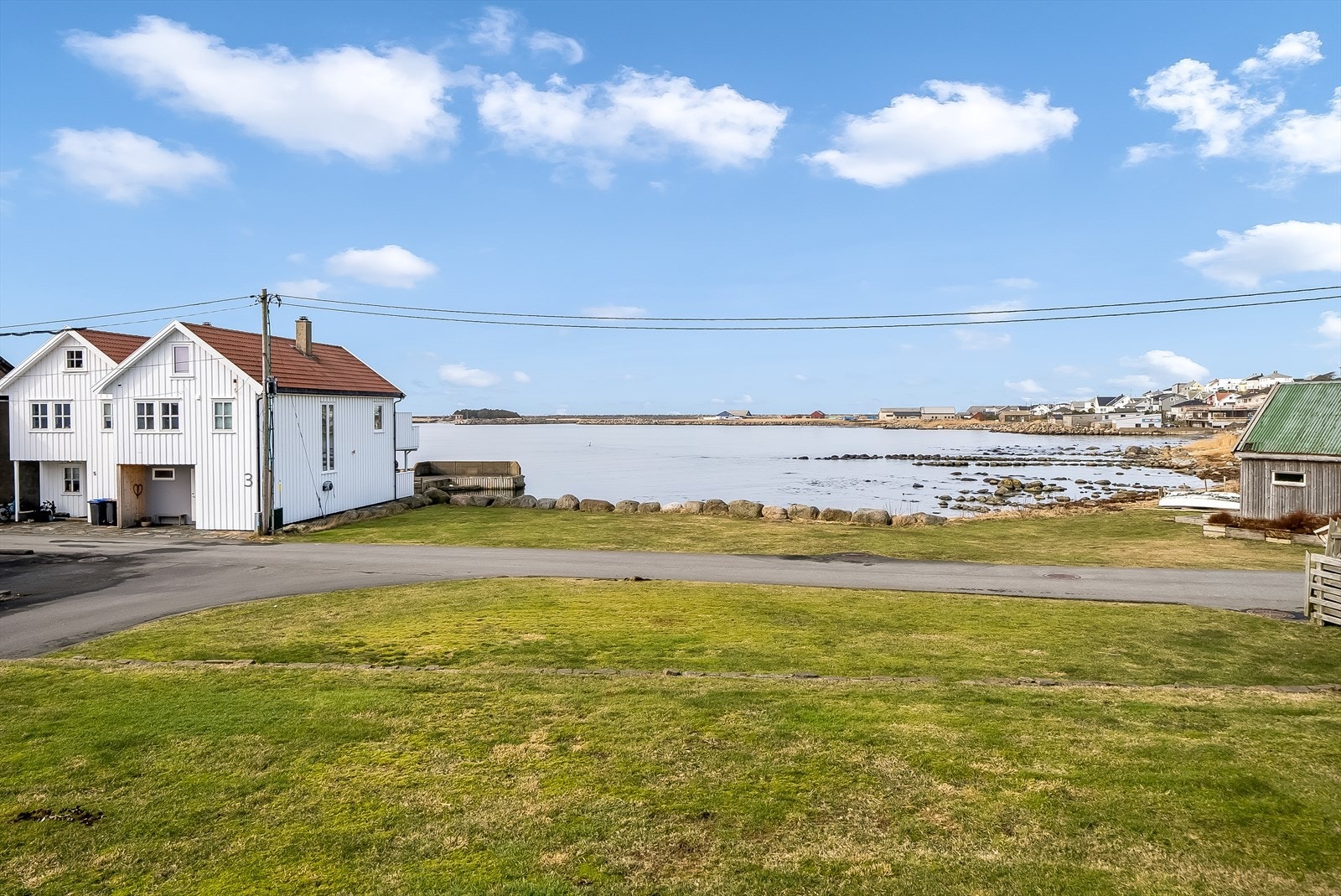 Eiendommen grenser ned mot sjøen på andre siden av veien og har ca. 25 meter strandlinje. Galleribilde