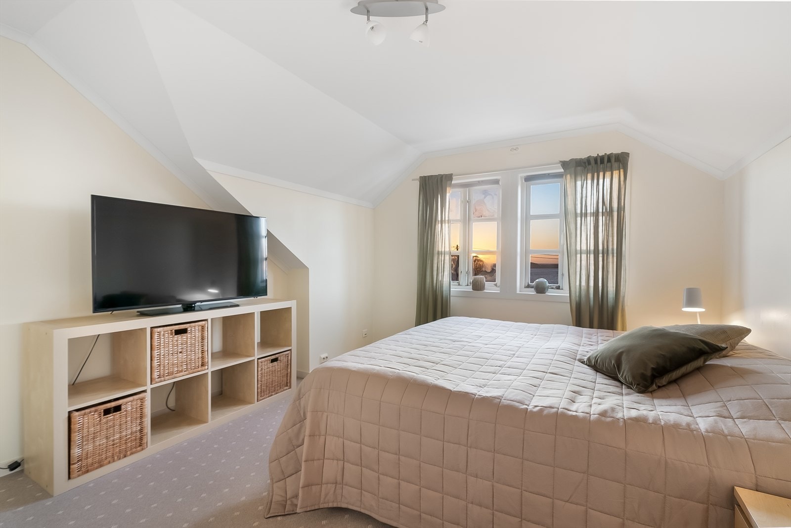 Hovedsoverommet er etablert i tidligere loftstue. Her kan den flotte utsikten nytes fra senga. Galleribilde