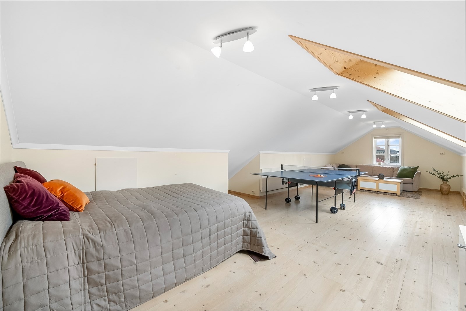 Loftstue/soverom over garasjen med lagringsplass i knekott. Galleribilde