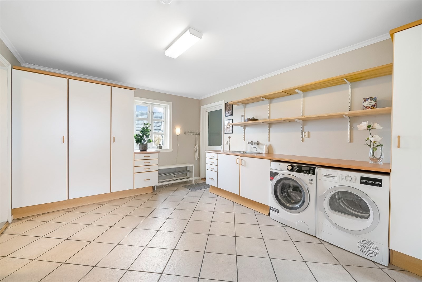 Stort vaskerom med garderobeplass og tørkemuligheter. Galleribilde