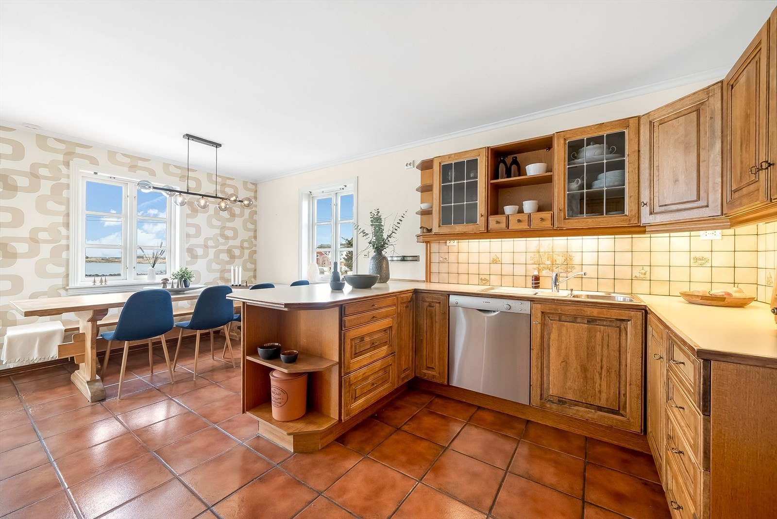 Kjøkkenet har en god planløsning med forlenget benkeplate som avlastningsplass mot spiseplassen. En god løsning når man skal ha middagsselskap. Galleribilde