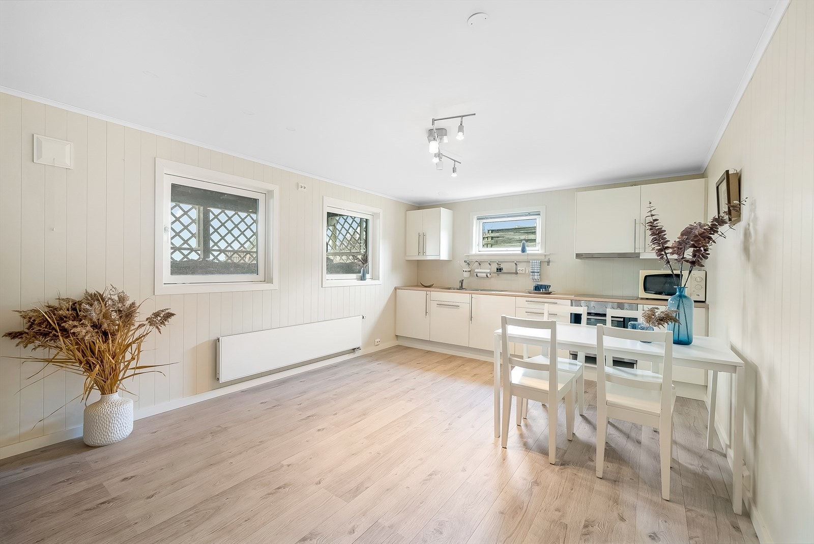 Pent kjøkken i hybeldelen med gode vidusflater for godt lysinnslipp. Galleribilde