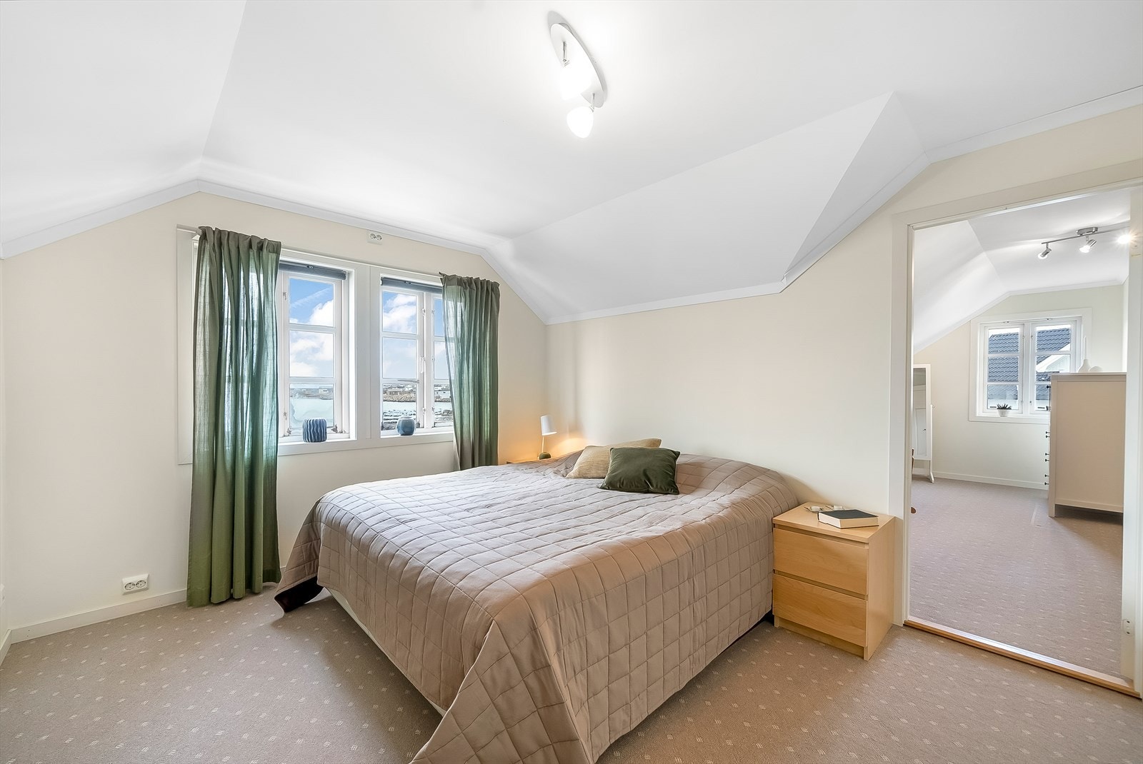 Rom i tilknytning til hovedsoverommet er opprinnelig et soverom som i dag blir benyttet som garderoberom. Galleribilde