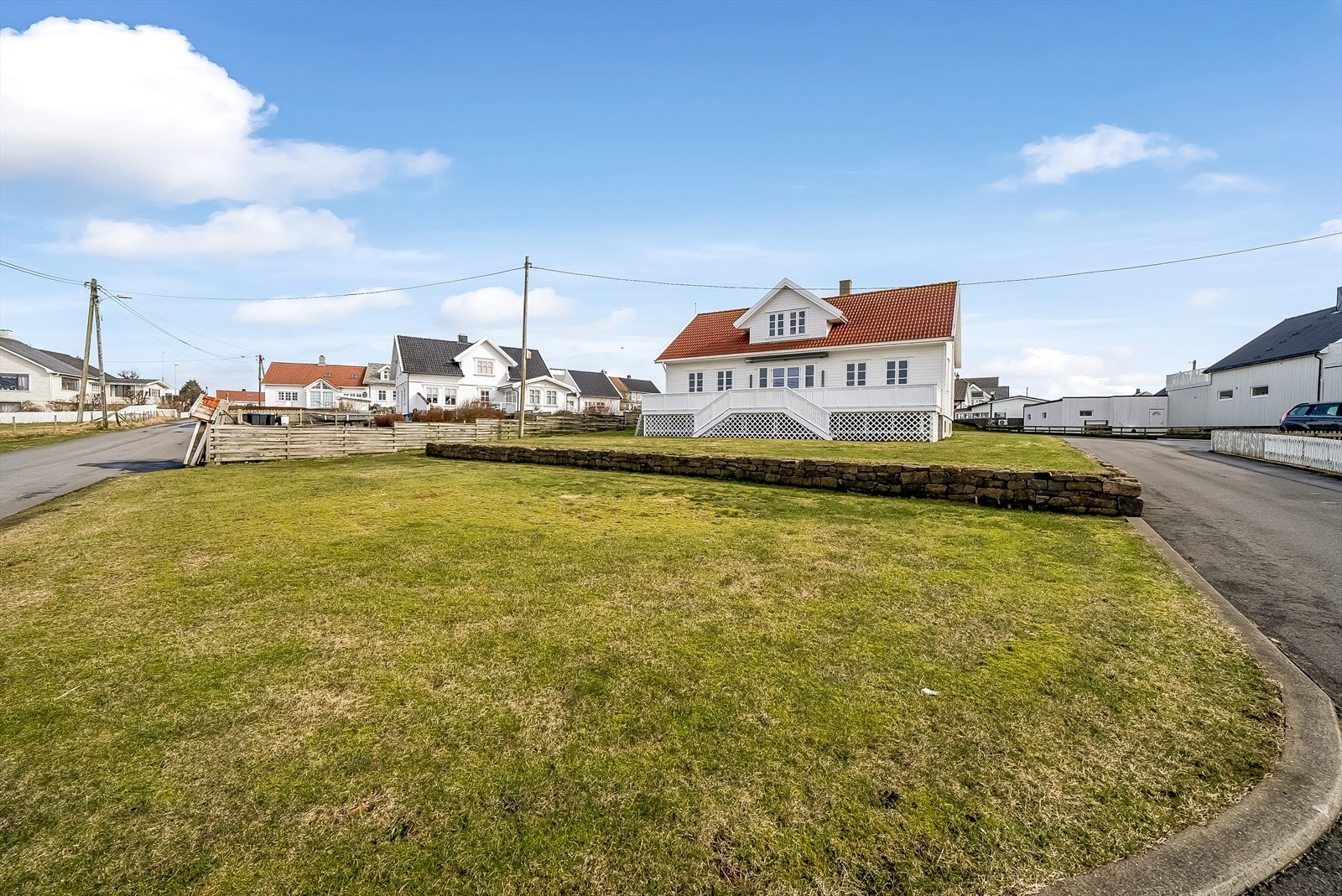 Flate plenlagte områder rundt eiendommen med boltreplass for liten og stor. Galleribilde