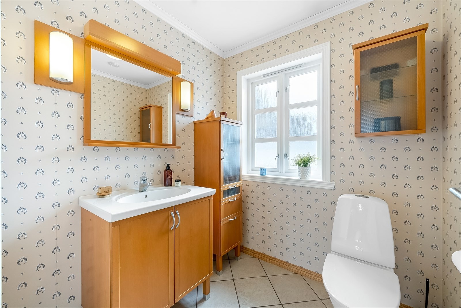 Praktisk toalettrom ved bi-inngang og vaskerom. Galleribilde