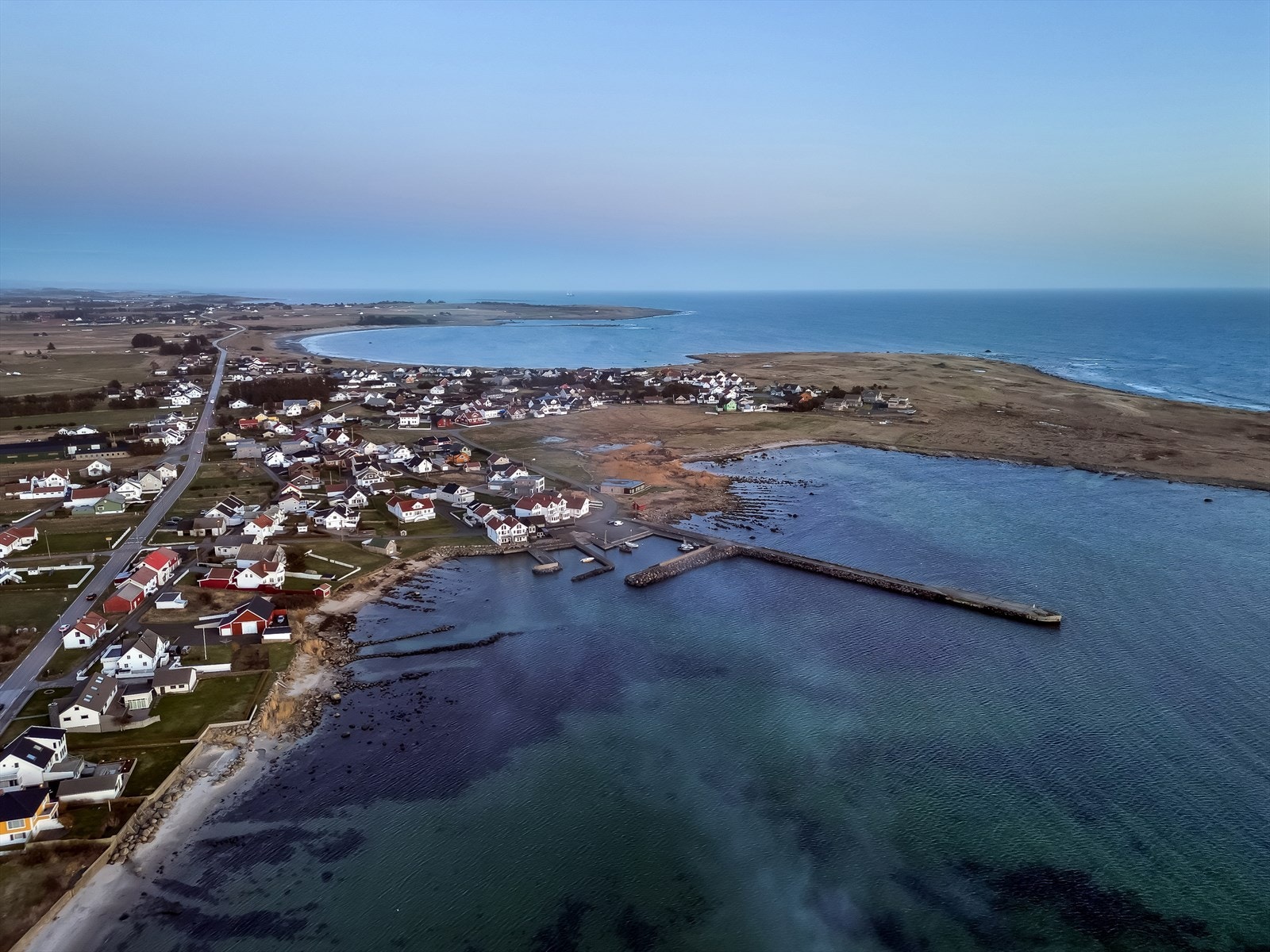 Flott beliggende enebolig ved Tjørvehavn - rett ved sjøen og moloen. Galleribilde