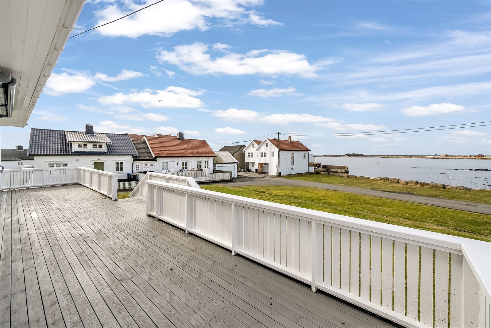 Utsikten kan nytes fra flere hold i og utenfor eiendommen. Stor terrasse hvor solen er store deler av dagen. Galleribilde